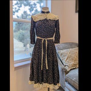 Vintage Prairie Farm Western Cottage Core Floral Dress w button neck, full skirt